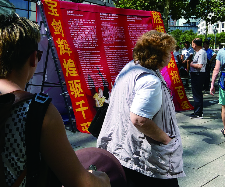 法兰克福市中心公开宣传中国正统文化活动    “以真制邪，弘扬传统正气”